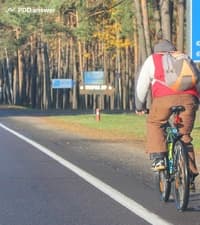 Должен ли велосипедист спешиваться при проезде перекрёстка, двигаясь по линии обочин?
