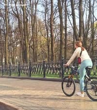 При движении по тротуару в населённом пункте велосипедист: