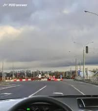 Является ли изображённый перекрёсток обозначенным, если на светофорах включён жёлтый мигающий сигнал?
