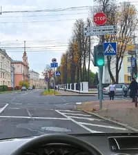 При движении прямо в показанной ситуации Вы: