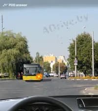 Как Вы, двигаясь прямо на перекрёстке, должны поступить в показанной ситуации?