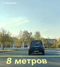 Нарушает ли водитель Правила дорожного движения, двигаясь прямо по центру дороги в показанной ситуации?