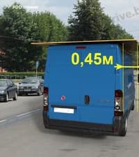 Нарушает ли водитель Правила дорожного движения, перевозя таким образом груз на багажнике сверху, если ширина транспортного средства с грузом не превышает 2.55 м?