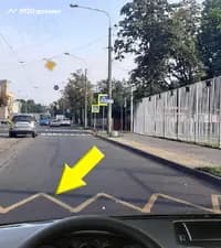 Какое назначение имеет показанная стрелкой горизонтальная дорожная разметка?