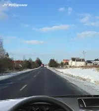 Разрешено ли Вам, управляя легковым автомобилем, остановиться на обочине в показанной ситуации в населённом пункте?
