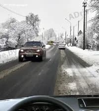 Двигаясь в населённом пункте со скоростью до 60 км/ч, Вы внезапно попали на небольшой скользкий участок дороги. Как необходимо поступить в такой ситуации?