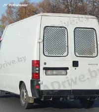 Разрешается ли участие в дорожном движении грузового автомобиля с технически допустимой общей массой до 3.5 тонны, если минимальная остаточная высота рисунка протектора шин (кроме зимних шин механических транспортных средств, предназначенных для эксплуатации на обледеневшем или заснеженном дорожном покрытии во время эксплуатации на указанном покрытии) составляет 1.8 мм, но появился один индикатор износа, расположенный по дну канавки протектора, при неравномерном износе беговой дорожки?