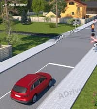 Как должен поступить водитель легкового автомобиля в показанной ситуации?