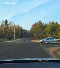 В показанной ситуации Вы, находясь на главной дороге: