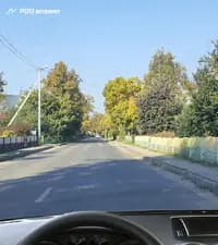 Разрешено ли Вам поставить легковой автомобиль на стоянку у тротуара в населённом пункте в показанной ситуации?