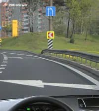 Разметка, нанесённая на полосе движения (в виде стрелки), в показанной ситуации: