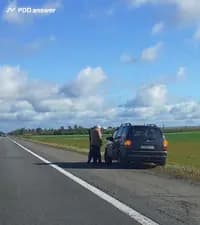 Должен ли водитель легкового автомобиля, совершившего вынужденную остановку на обочине дороги, обозначенной дорожным знаком «5.3 Дорога для автомобилей», выставить знак аварийной остановки?