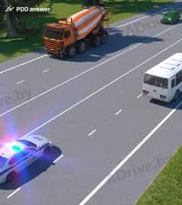 Водители каких автомобилей должны остановиться на обочине в показанной ситуации при приближении транспортного средства оперативного назначения?