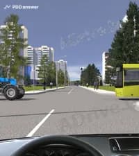 Как Вам следует поступить в показанной ситуации, двигаясь на перекрёстке прямо?