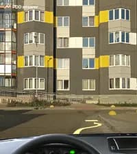 Разрешена ли Вам остановка в указанном месте во дворе жилого дома ближе пяти метров от перекрёстка?