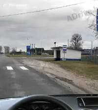 Как должен отреагировать водитель, если он случайно на скорости правыми колёсами съехал на влажную обочину?