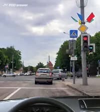 Как Вы должны поступить в показанной ситуации, намереваясь продолжить движение прямо, если за вами на полосе движения отсутствуют транспортные средства, остановившиеся (останавливающиеся) в ожидании поворота направо?