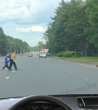 Как Вы должны поступить в показанной ситуации, управляя легковым автомобилем?