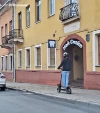 При движении по тротуару в населённом пункте водитель средства персональной мобильности: