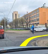 Разрешено ли Вам, управляя легковым автомобилем, объехать образовавшийся впереди затор по прилегающей территории справа (автомобильной стоянке) при наличии на ней сквозного проезда?