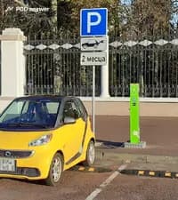 Разрешается ли поставить электромобиль на стоянку в этом месте?