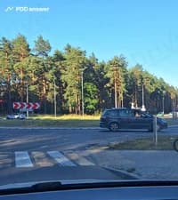 Как Вам, управляя легковым автомобилем, поступить в показанной ситуации, подъезжая к пешеходному переходу?