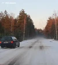 Нарушил ли водитель легкового автомобиля Правила дорожного движения, выполнив остановку в показанной ситуации вне населённого пункта?