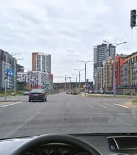 Как необходимо поступить, если при приближении к перекрёстку Вы услышали специальный звуковой сигнал транспортного средства оперативного назначения?