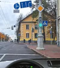 Вы намерены повернуть направо. Как Вам следует поступить в показанной ситуации?