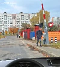 В каком месте Вы, управляя автомобилем, должны остановиться в показанной ситуации при отсутствии приближающегося железнодорожного транспортного средства, открытом шлагбауме и мигающих красных сигналах светофора?