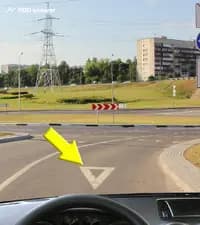 Что означает показанная горизонтальная дорожная разметка в виде треугольника на полосе движения?