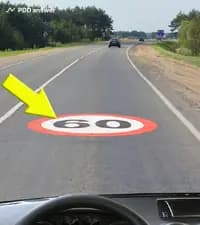 Что из нижеперечисленного обозначает показанная стрелкой дорожная разметка?
