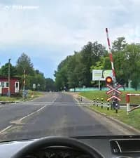 Разрешено ли Вам, управляя автомобилем, выехать на железнодорожный переезд в показанной ситуации?