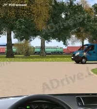 При повороте налево в показанной ситуации водитель легкового автомобиля: