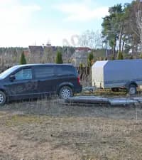 Разрешается ли участвовать в дорожном движении показанному легковому автомобилю с прицепом, если общая длина автопоезда с выступающим на 0.9 метра грузом составляет 12.5 метров?