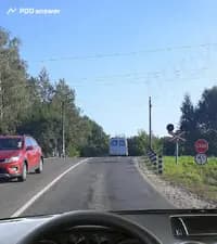 В каком месте Вы должны остановиться, если Вы заметили, что к железнодорожному переезду приближается железнодорожное транспортное средство?