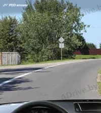 Обязаны ли Вы подавать сигнал световым указателем поворота в показанной ситуации при движении по главной дороге?