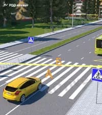В какой из показанных точек расстояние между транспортным средством и приближающимся пешеходом должно составлять не менее двух полос движения транспортного средства (в том числе одну полосу движения и разделительную полосу или одну полосу движения и островок безопасности)?
