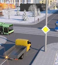 Водитель грузового автомобиля проедет перекрёсток: