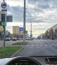 Разрешено ли Вам выполнить разворот в показанной ситуации при таком сигнале светофора?