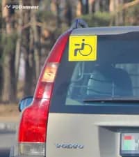 В каком случае из перечисленных на автомобиль может устанавливаться показанный опознавательный знак?