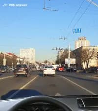Как Вам, двигаясь в транспортном потоке со скоростью около 40 км/ч, следует поступить в показанной ситуации при включении жёлтого сигнала светофора?