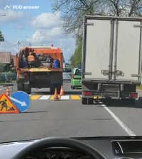 В случаях, когда значения линий дорожной разметки и дорожных знаков противоречат друг другу, участники дорожного движения должны:
