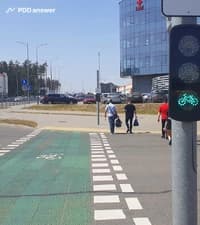 Обязаны ли спешиваться велосипедист и водитель средства персональной мобильности, двигаясь на разрешающий сигнал на показанном велосипедном переезде?