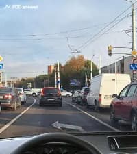 Вы по ошибке заняли не ту полосу, намереваясь двигаться на перекрёстке прямо. Как Вам следует поступить при включении разрешающего сигнала?