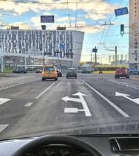 В каких направлениях из перечисленных Вам разрешено продолжить движение в показанной ситуации из занимаемой полосы движения?