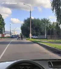 Как Вам следует поступить в показанной ситуации, если группа пешеходов переходит проезжую часть вне пешеходного перехода?