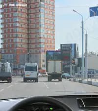 При управлении каким автомобилем из перечисленных Вам разрешено продолжить движение в занимаемой полосе?