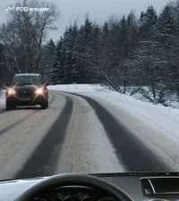 В каких случаях из перечисленных центробежная сила, действующая на автомобиль на повороте дороги, увеличится?