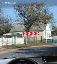Должны ли Вы подавать сигнал световым указателем поворота при движении по дороге в показанной ситуации?